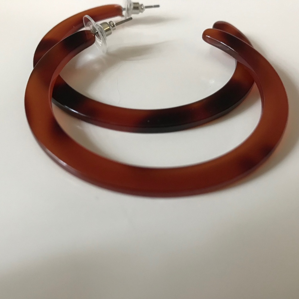 **NEW**Tortoise Shell Hoop Earrings - Picture 3 of 3